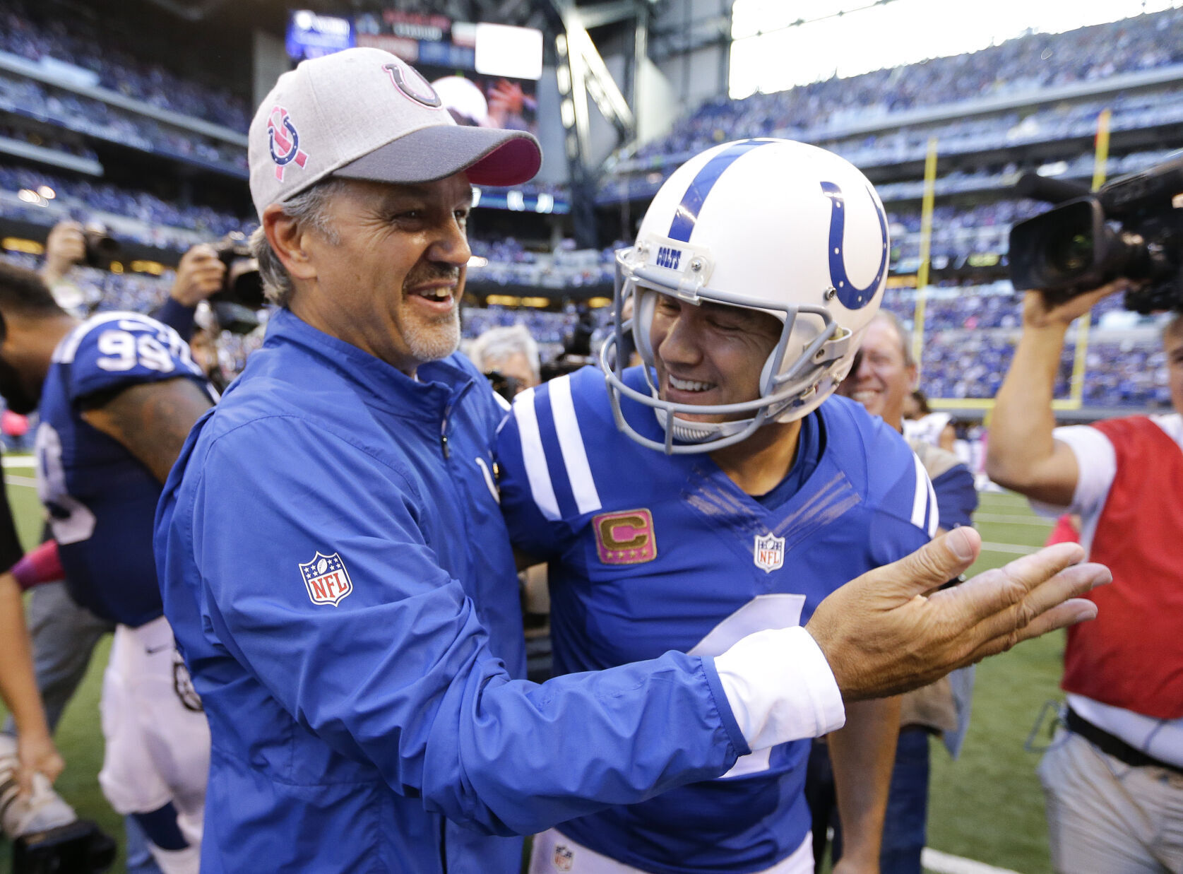 2015: Adam Vinatieri becomes first NFL player to score 1,000 points with 2 teams